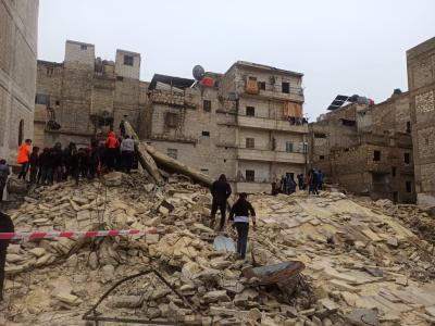 Mennesker samlet i murbrokkerne efter jordskælvet i Aleppo, Syrien