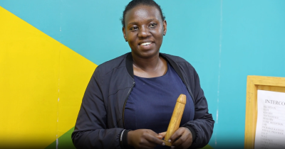 Kvinde i Uganda med træpenis