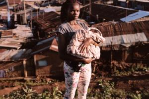 Fotograf Sofia Busk har taget billeder af unge piger og kvinder i Kenya, som har født på baggrund af en voldtægt.