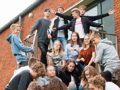 En skoleklasse poserer på en trappe