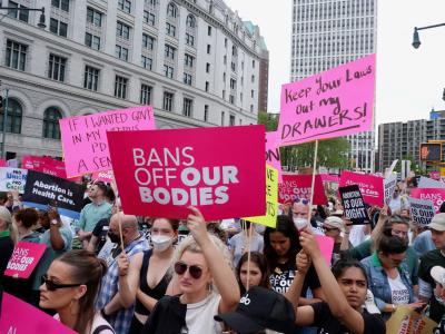 Amerikanere går på gaden imod abortstramninger i New York