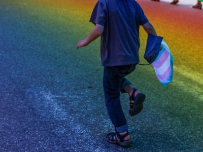 Barn med transgender flag
