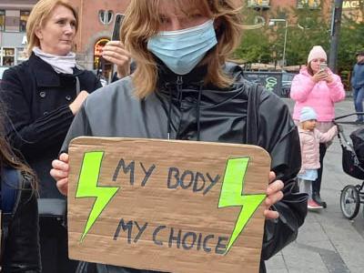 Agnieszka demonstrerer for fri abort i Polen 