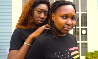 To kvinder ordner hår på hinanden 
