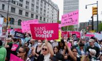 Amerikanere går på gaden imod abortstramninger i New York