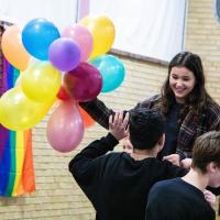 Skoleelever står med balonner